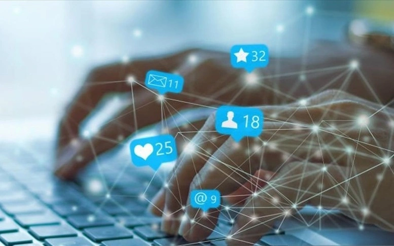 Турция стремительно укрепляет статус одной из самых активных стран в сети. Новые данные Global Digital Report 2026 показывают, что жители страны проводят в интернете 41 час 37 минут в неделю. Это существенно выше мирового среднего времени в 33 часа 27 минут.  По сути, турецкое население проводят онлайн почти четверть всей недели. Особенно выделяется активность в социальных сетях. Здесь пользователи тратят около 25 часов еженедельно, что значительно превышает глобальный уровень. Социальные платформы в Турции давно вышли за рамки развлечений — они, как и везде стали инструментом для работы, новостей, торговли и самовыражения.  Самой востребованной платформой остается Instagram — почти 2 часа в день. Вслед за ним идут YouTube с 1 часом 28 минутами и TikTok, где пользователи проводят около 1 часа 25 минут ежедневно. Видео-контент, как видно, играет ключевую роль в цифровом поведении.  К осени 2025 года число пользователей социальных сетей достигло 62,3 млн человек — это более 70% населения страны. При этом интернетом пользуются уже 77,5 млн жителей, что говорит о почти полном охвате.  Эксперты связывают такие показатели с высокой долей молодежи, доступностью мобильного интернета и популярностью цифровых сервисов. Турция становится примером того, как быстро формируется общество, которое «всегда онлайн».  Ранее мы писали о том, что Турция сделала важный шаг в развитии цифровой инфраструктуры, официально перейдя на стандарт связи пятого поколения.