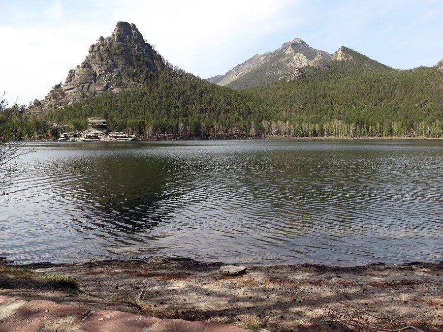 Скала Окжетпес, мавзолеи 
